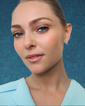ANNASOPHIA ROBB’s headshot